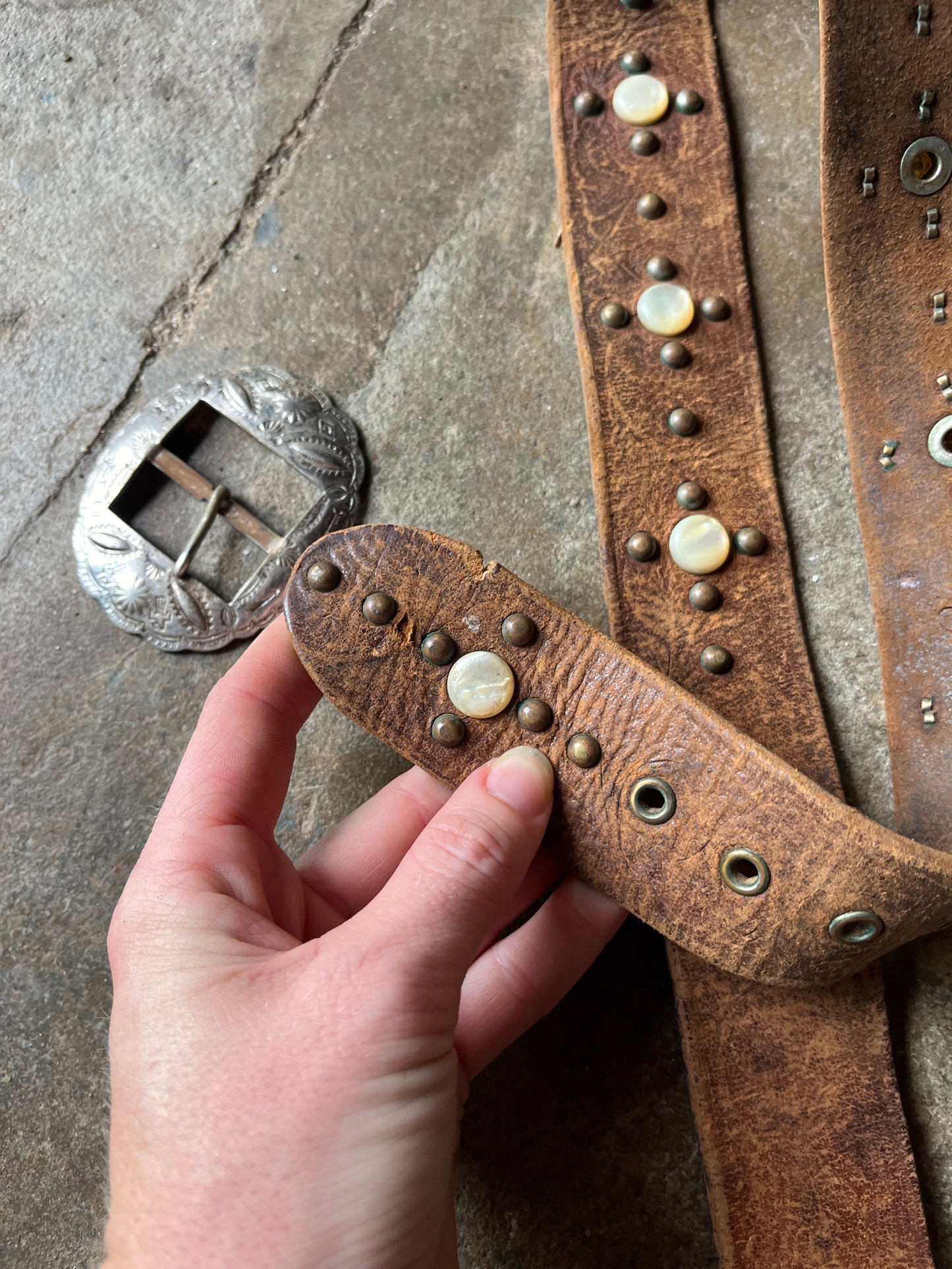 1930s 1940s Mother Of Pearl Studded Leather Belt 27”-31”
