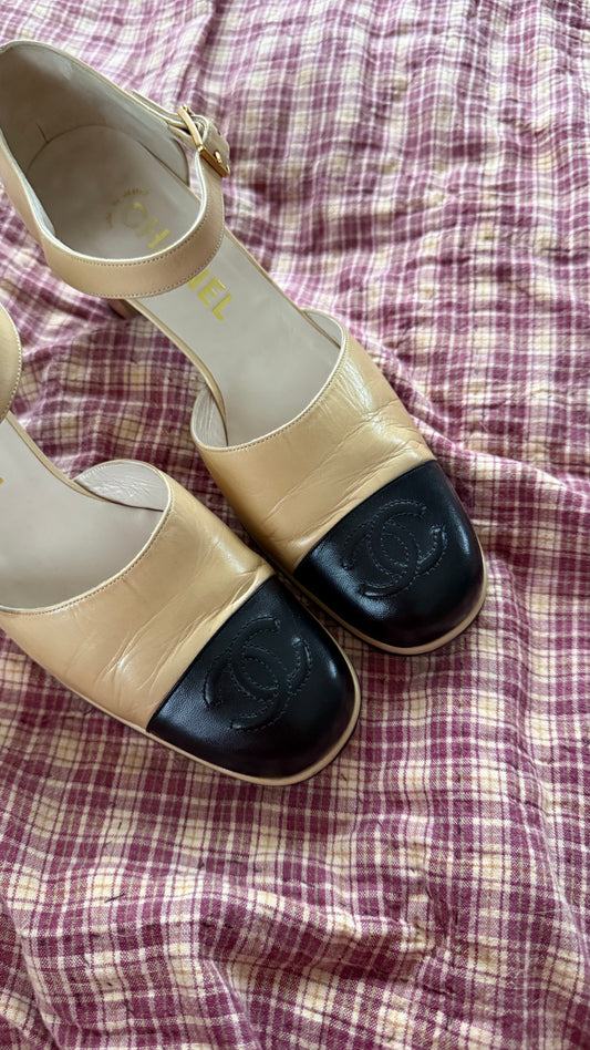 1990s Chanel Leather Pumps Size 38