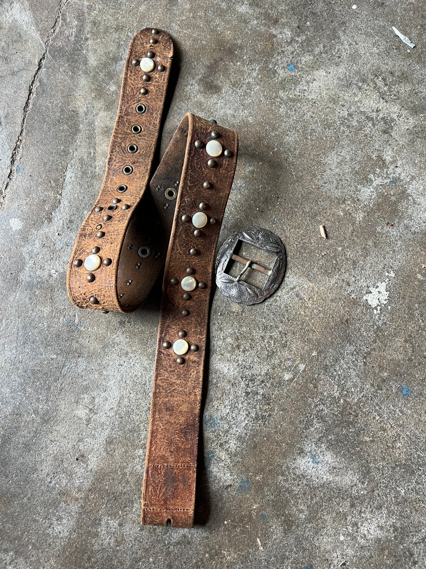 1930s 1940s Mother Of Pearl Studded Leather Belt 27”-31”