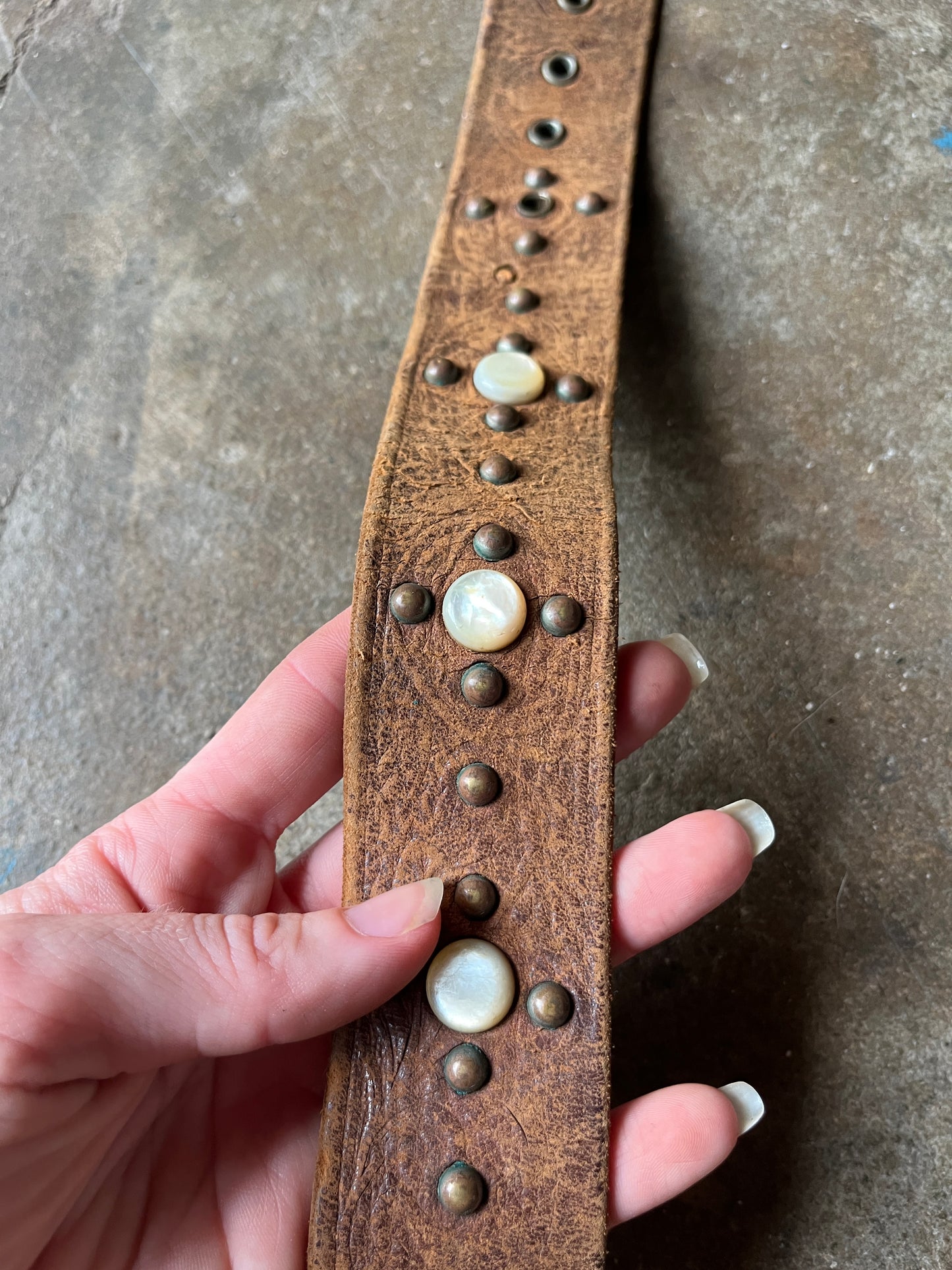 1930s 1940s Mother Of Pearl Studded Leather Belt 27”-31”